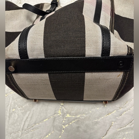 Burberry (Authentic) - Picture 7 of 16